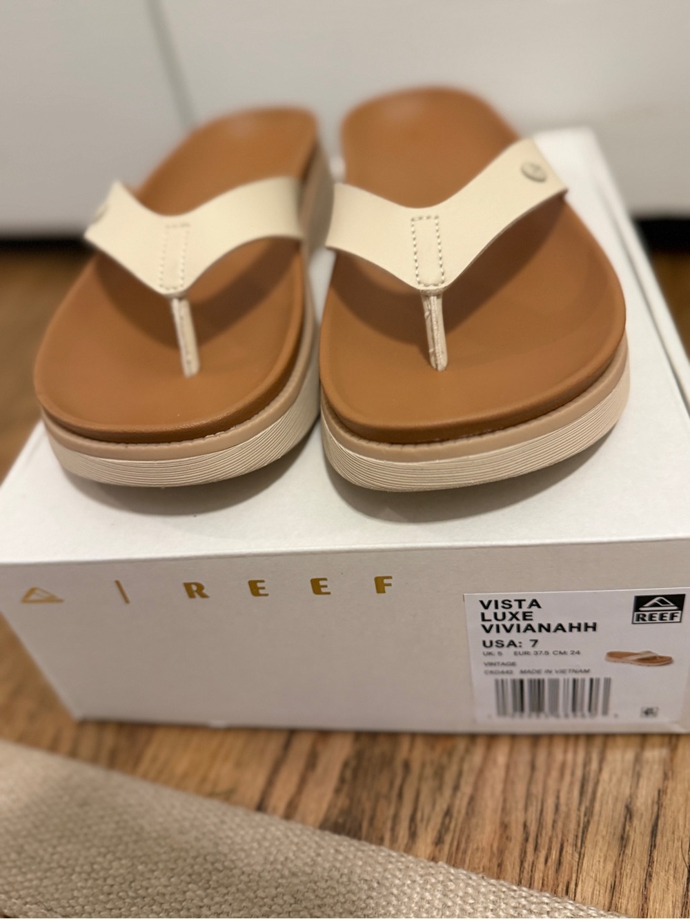 Reef Women’s Vista Luxe Vivianhh Cream/Tan Platform Thong Sandal - Picture 3 of 8